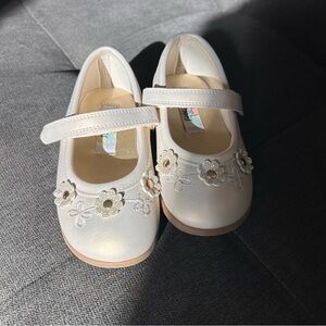 NWOT Elegant cream Kids Shoes with Floral Design Rachel Shoes size 7